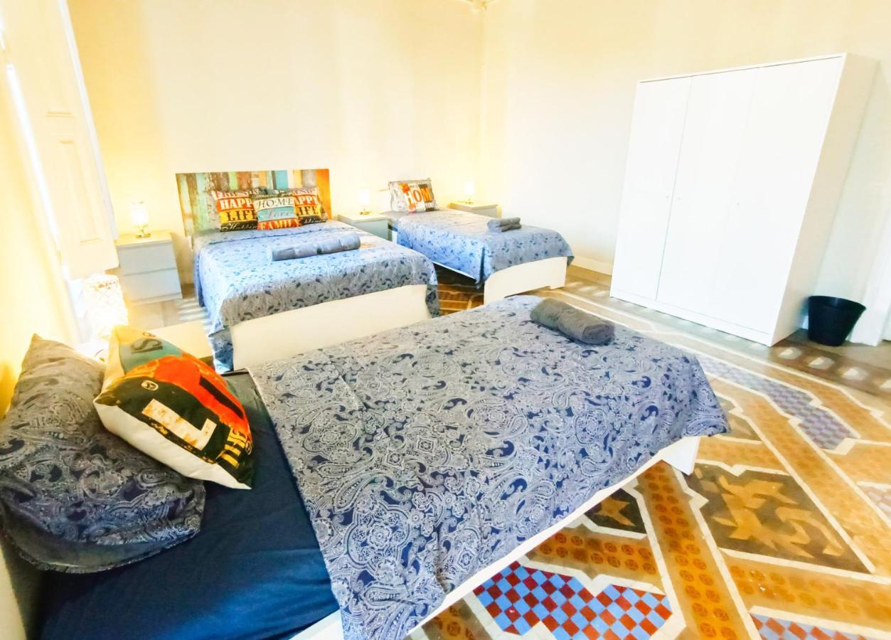 By Plaza Catalunya Rooms Barcelona Bagian luar foto