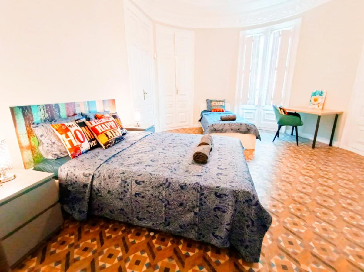 By Plaza Catalunya Rooms Barcelona Bagian luar foto