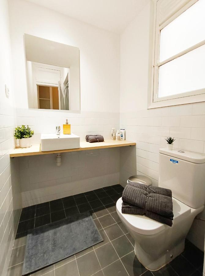 By Plaza Catalunya Rooms Barcelona Bagian luar foto