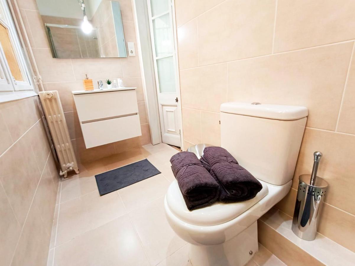 By Plaza Catalunya Rooms Barcelona Bagian luar foto