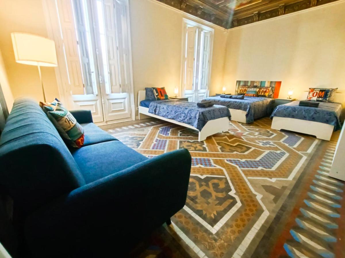 By Plaza Catalunya Rooms Barcelona Bagian luar foto